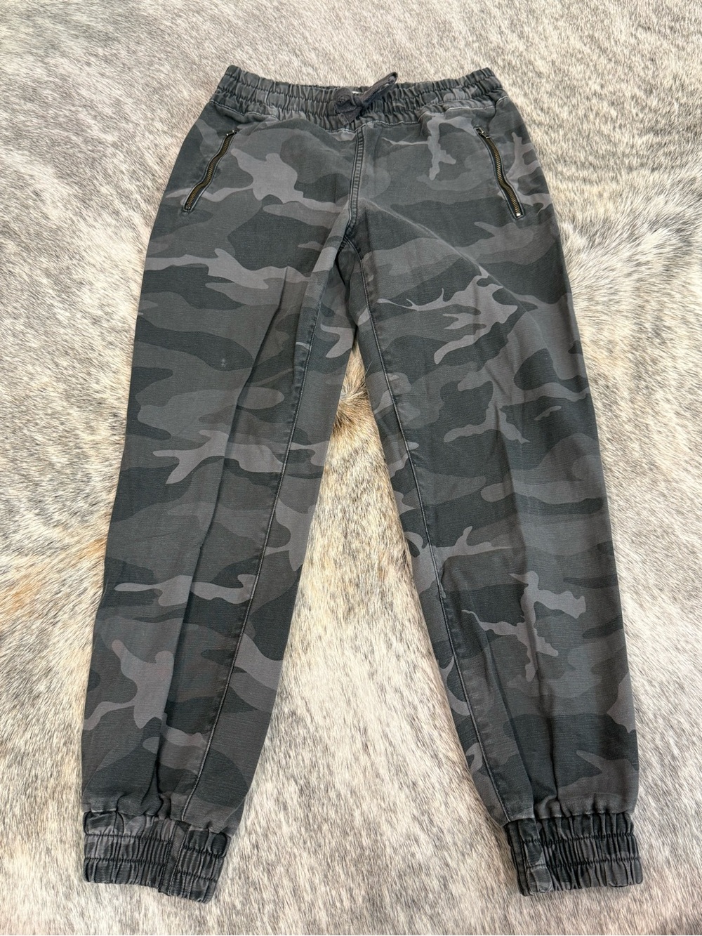 Aritzia Tna camo elix joggers